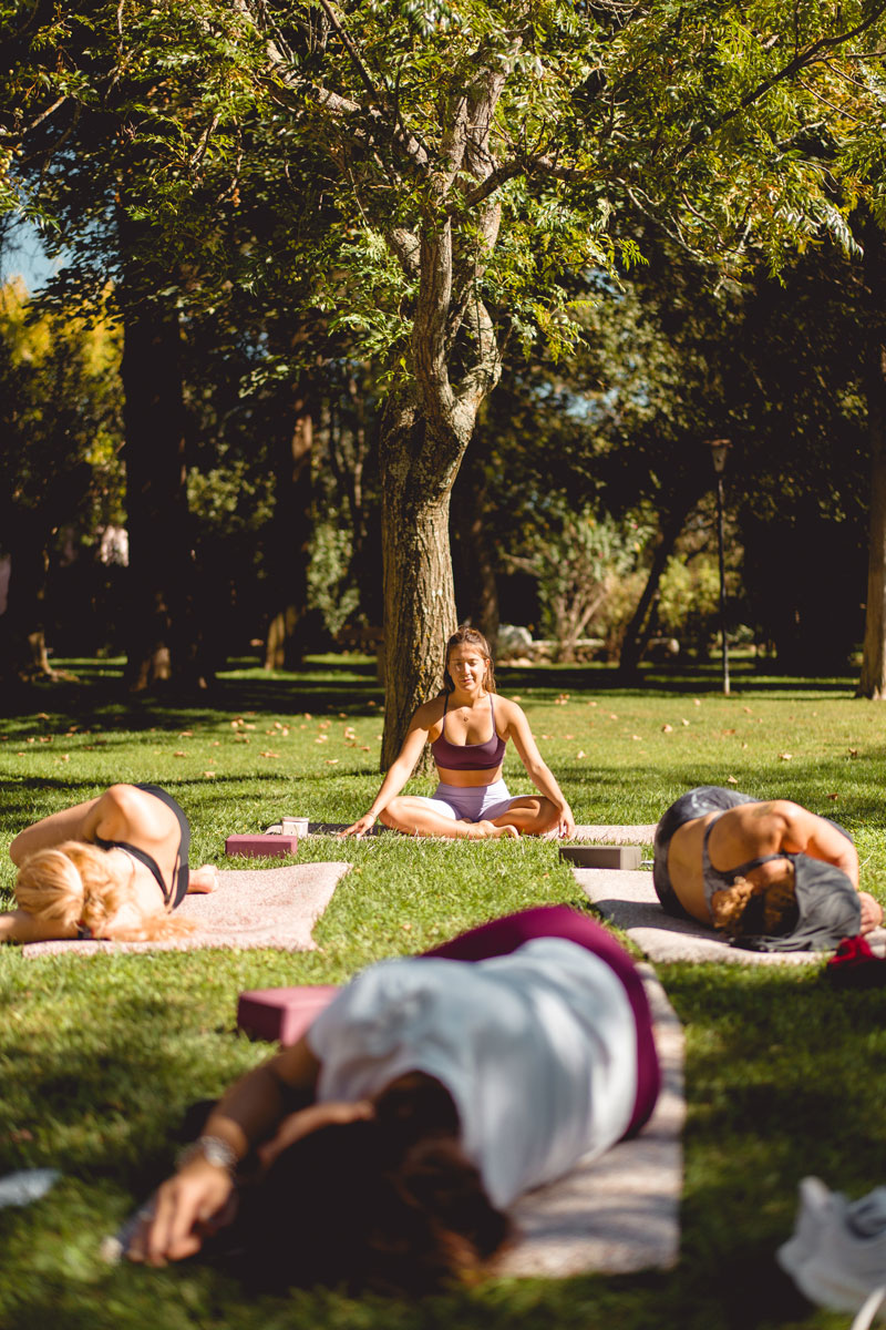 O treinador está a meditar enquanto pratica ioga.
